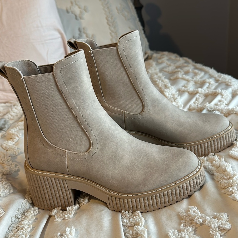 New Dolce Vita booties size 7